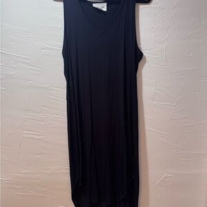 Olive & Oak Black Sleeveless V-Neck Sheath Dress